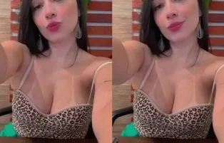 Cathotwife Levantando a Roupa e Mostrando Tudo na Rua – Onlyfans Xvideo
