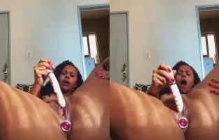 Jheni Lima Chegando ao Ápice com o Brinquedo – Olyfanz Pornô