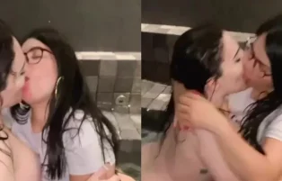 Maah Baby se Lambendo com a Amiga Dentro da Piscina – Brasileirinhas Xvideos