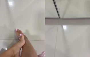 Manuelly Medeiros Curtindo o Próprio Corpo no Reflexo – Only Fans Pornô