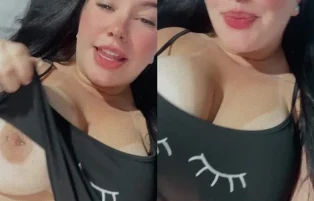Mari Casada Exibindo os Piercings nos Bicos – Onlyfans Pornô