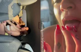 Clau Flores e Brucbb Trocam Beijo e Lambida Dentro do Carro – Xvideo Onlyfans