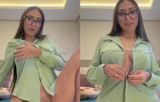 De Óculos, a Novinha Cami Brito Fica Peladinha pra Câmera – Xvideos Privacy