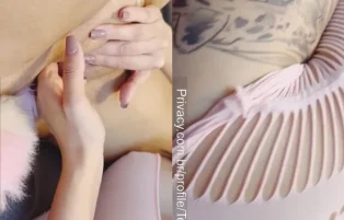 Mão de Teh Angel Explora Fundo a Buceta da Amiga – Onlifans Pornô