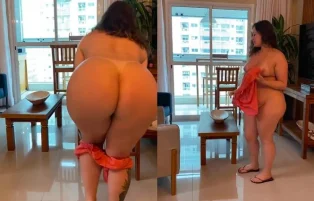 Roupa Cai aos Poucos com Lolla Antonelli na Sala – Privacy Vazados