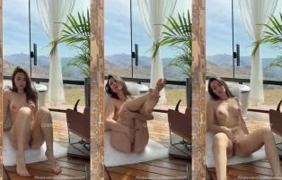 Gabrieli Dortt Nua com a Mão na Buceta